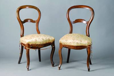 6 Stühle, Louis-Philippe, um 1870/80, Nußbaum massiv, Beine geschweift, Polster und Bezug alt belassen, beschädigt bzw. rest .bedürftig, ca. ...