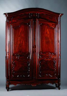 Dielenschrank, Provence, um 1780/90, dunkles massives Nußbaum, kassettiert, geschnitzt aus dem Vollholz, orig. Füsse, orig. Schloß und Verschluß, ...