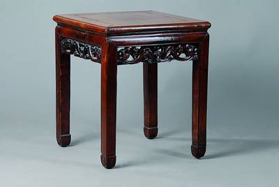 Ziertisch, China, Ende 19. Jh, Palisander, geschnitzter Dekor an allen vier Seiten mit Glückssymbolik,H. ca. 52 cm, D. ca. 43,5cm