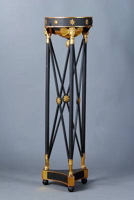 Gueridon, Frankreich, 19 Jh., Vorbild Empirestil um 1790/1820, Holz, teilweise vergoldet, Kapitelle in Form von geflügelten Wesen, Sternen- u. ...