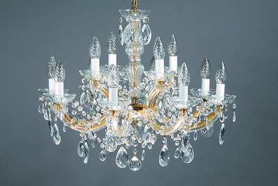 Repräsentativer Glasarmlüster im Barockstil, 12 flammig, Korpus auf 2 Ebenen, reicher Prismenbehang nebst Rosettenverzierungen in varirierenden ...