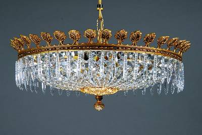 Gr. Deckenlüster, Barockstil, massiver u.a. mit Akhantusblattdekor verziertem Messingkorpus, mit 48 konisch angeordneten Prismensträngen in ...