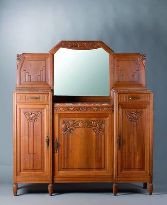 Esszimmer, Frankreich, um 1925/30, Art-Deko, Nußbaum, teils massiv, Aufsatzkommode, Tisch u. 6 Stühle, reiche Flachschnitzereien in Form v. Blüten ...