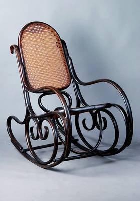 Schaukelstuhl,Thonet, 1870-1910, Stuhl mit doppelter Spirale an der Seite, Korbgeflecht als Sitzfläche diese neu geflochten, st. Gebr.-Sp., ca. ...