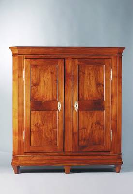 Biedermeierschrank, Badisch-Südbadisch, um 1830, massiv Nussbaum, Kernholz und Wurzelnuss auf Rahmenfassung verarbeitet, ausgesuchtes Nussbaumholz, ...