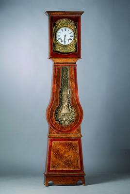 Comtoise, Frankreich um 1880, Weichholz farblich gefasst, Teilglas der Pendeltüre fehlt,Zifferblattumrandung und Prunkpendel sek., mass. Hakengang, ...