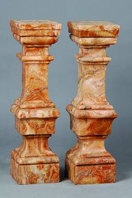 Vier Balustraden, wohl Frankreich, um 1760 oder früher, rot geäderter franz. Marmor im Renaissancestil von 1520/40, 56x16x15 cm, l. Altersspuren