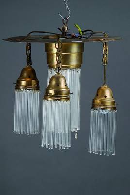 Deckenlampe, deutsch, um 1900, Jugendstil, Messingblech geprägt mit stiltypischen Ornamenten, vier Brennstellen mit reichem Glasstabbehang, Elektr. ...