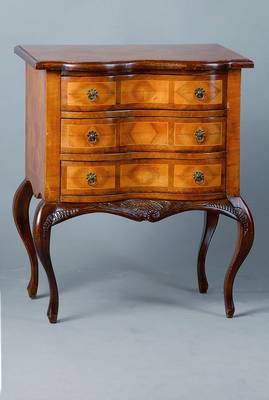 Kleine Kommode, nach dem Vorbild v. 1760, Nußbaumfurnier, 3-schübig, Ahornfadenintarsien, allseitig geschweift, sparsame Schnitzereien, ohne ...
