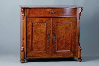 Kommode, Louis-Philippe, um 1860, Nußbaumfurnier, 2-türig, 1-schübig, Front leicht geschweift, schwundrissig, alt belassen, ca. 80x88x43 cm