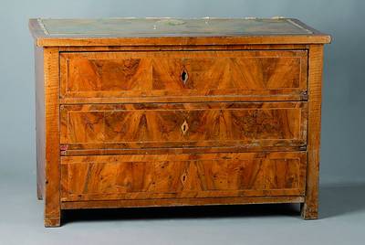 Kommode, Louis-Seize, um 1800, Nußbaum, dickes Sägefurnier, 3-schübig, Deckplatte mit Teil einer Weltkarte, Furniersch., Alterssch., Restaurierung ...