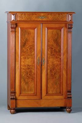 Vertiko, Gründerzeit, um 1880/90, Nußbaumfurnier, 2-türig, 1-schübig, ohne Türschloß, eine Leiste fehlt, ohne Schlüssel, st. Gebr.-Sp., ca. ...
