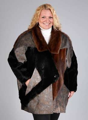 Ausgefallene Designer-Nerzlongjacke, Gr. ca. 50/52, schwarze, geschorene Nerzfelle und braune Nerzfelle, braune Ledereinsätze mit ...