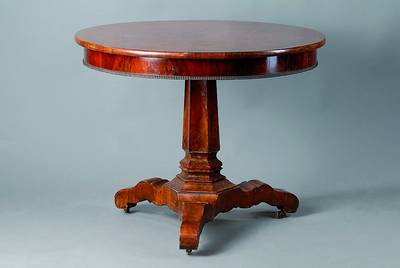 Runder Tisch, norddeutsch, um 1850, Pyramidenmahagonifurnier, Balusterfuß, Furnierteile fehlen, Perlleistenverz., Alterssch., H. 75 cm, D. 92 cm