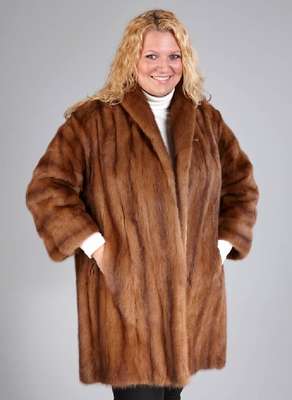 Nerzlongjacke, Gr. ca. 40, hellbraune Fellelängst verarbeitet, beiges Innenfutter, Rückennaht von Innenfutter reparaturbe- dürftigt, 2 ...