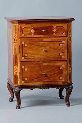 Kleine Kommode, um 1860/70, unter Verwendung älterer Teile v. 1760, 1-Schublade, 2 Blenderschubladen als Tür, Nußbaumfurnier, Ahorn und ...