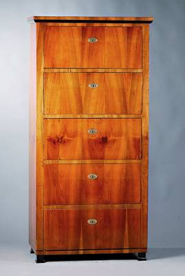 Herrenkommode, mitteldeutsch, um 1840, Wurzelnußfurnier gesp. verlegt, 5-schübig, Füße und Beschläge sek., Zierleiste geschwärzt. Gebr.-Sp., ...