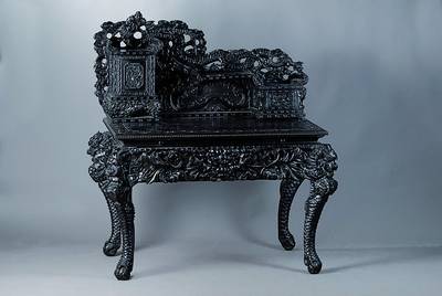 Repräsentativer Schreibtisch mit Drachenschnitzerei, Südchina, um 1900, Aufsatzschreibtisch aus schwarz gebeiztem Holz, Zargenschublade und ...