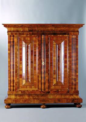 Frankfurter Wellenschrank, um 1760/70, Nußbaumfurnier auf Weichholzkorpus, Wurzelnußfurnier quer verlegt, hervorragende Ausrichtung des ...