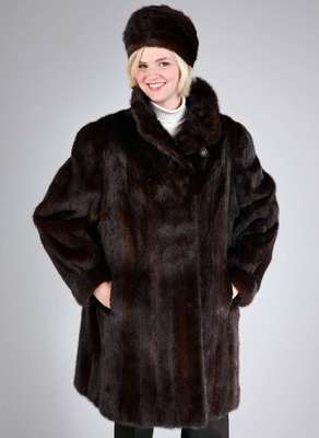 Nerzlongjacke, Gr. 44/46, Zierknopf, lederverbrämt an 2 Einschubtaschen,braunes Innenfutter, Rückenl. ca. 85 cm, längsverarbeitete Felle, mit ...