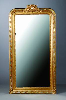 Großer Spiegel, deutsch, um 1850, Holz, silber- u. gold gefasst, reiche Profilierung mit Blatt- und Rocaillendekor, orig. Spiegelglas mit kl. ...