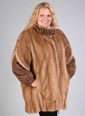 Nerzlongjacke mit Ledereinsätzen. Gr. ca. 44, Kragen und Ärmel mit braunen Ledereinsätzenin Straußenoptik, hellbraune längsverarbeiteteFelle, ...