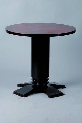Runder Beistelltisch, Art-Deco, Wurzelnußfurnier, vielfach gespiegelt verlegt, Fuß und Zierleiste schwarz gefasst, Gebr.-Sp.H. 56 cm, D. 60 cm