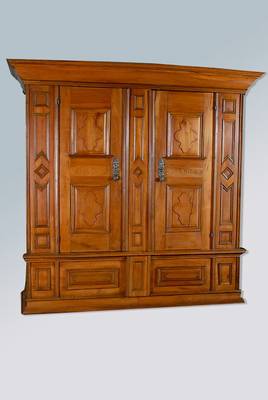 Hochzeitsschrank, wohl Schwarzwald, dat. 1749, Kirschbaum massiv, orig. Zustand, 2-türig, Türen kassettiert, reich verzierte Beschläge, Kopf ...