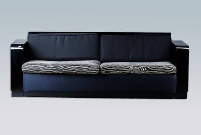 Sofa, Frankreich, um 1930, Art-Deko, schwarz gefasst, Kufenbeine, abgetreppte Rückenlehne, Wangen je 2-türig, eine Seite geschlossen, ohne ...