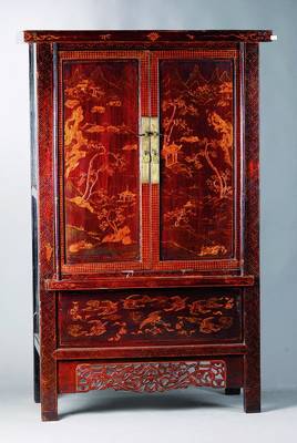 Chinesischer Schrank, nach dem Vorbild v. 1830/40, rotgrundig, reiche chinesische Malerei, goldfarben, 2-türig, ca. 178x112x60 cm, Alterssch.