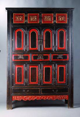 Chinesischer Schrank, nach dem Vorbild v. 1830/40, schwarz gefasst, Inlets rot und goldfarben, sparsame chinesische Schnitzerei, 6-türig, 3 ...