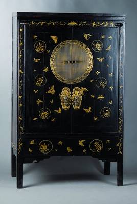 Chinesischer Schrank, nach dem Vorbild v. 1830/40, schwarz gefasst, 2-türig, reich verziert, ca. 169x105x60 cm, Alterssch.