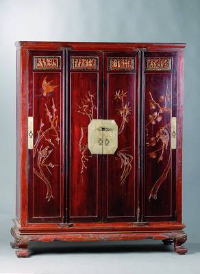 Chinesischer Schrank, nach dem Vorbild v. 1830/40, rotgrundig, 4türig, 1 Tür klemmt, Flachschnitzereien, verzierte Messingbeschläge, ca. ...