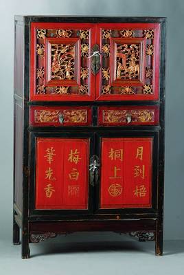Chinesischer Schrank, nach dem Vorbild v. 1830, schwarz gefasst, innen rot- u. goldfarben, Eiche, Schnitzereien, 4-türig mit 2 Schubladen, 154x92x52 ...