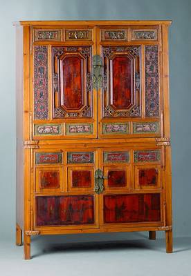 Chinesischer Schrank, nach dem Vorbild v. 1830/40, holzfarbend, 4türig, reiche chinesische Flachschnitzerei, Kartuschen mit Personenstaffage in Rot ...