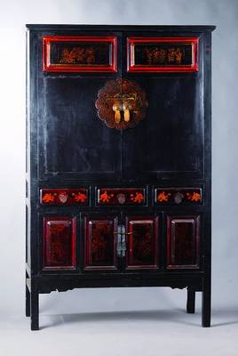Chinesischer Schrank, nach dem Vorbild v. 1830/40, schwarz gefasst, rotgrundig, 4-türig, 3-schübig, reiche Messingbeschläge, st. Gebr. -Sp., ...