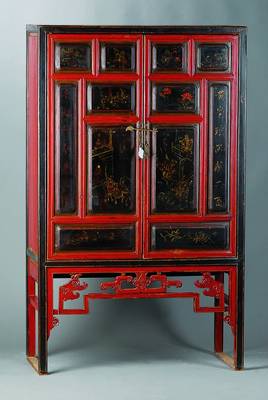 Chinesischer Schrank, nach dem Vorbilds von 1830/40, schwarz- u. rotfarbend gefasst, reiche chinesische Malerei, 2türig, ca. 156x95x46cm, ...