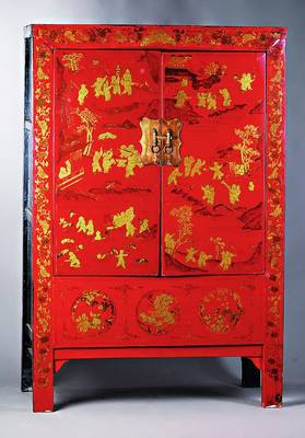 Chinesischer Schrank, nach dem Vorbild v. 1830/40, Front rot gefasst, seitl. geschwärzt, reiche chinesische Malerei in Gold und Schwarz, Alterssch., ...