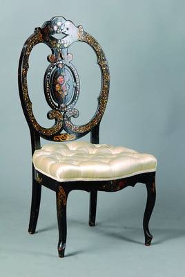 Stuhl, England, um 1835/40, Weichholz, schwarz gefasst mit Perlmutt appliziert, Polsterung und Bezug erneuert, st. Gebr.-Sp., ca. 89x45x44 cm, Sh. 36 ...