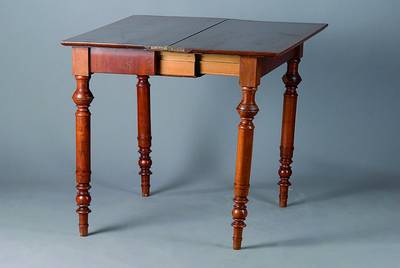 Spieltisch, Gründerzeit, um 1880, Nußbaum/ Wurzelnußfurnier, Beine reich gedrechselt, aufklappbar, st. Gebr.-Sp., ca. 78x84x41 cm