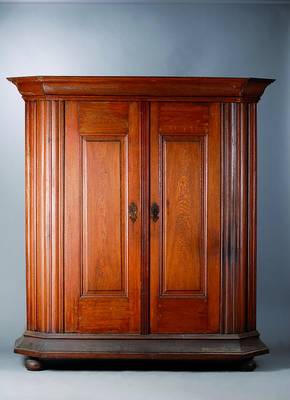 Schrank, Hessen, um 1730/40, Eiche massiv, 2-türig, Front kassettiert, abgeflachte Ecken, Kopf vielfach getreppt, Alterssch., alt belassen, ca. ...