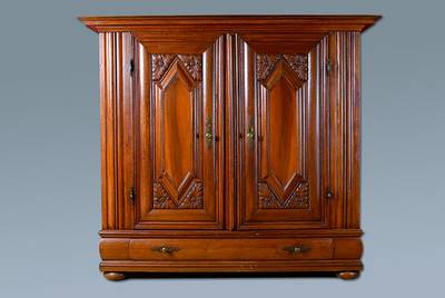 Schrank, Hessen, um 1760/70, Eiche massiv, 2türig, Fußschublade, Türen kassettiert, reiche Blätterschnitzerei, Kopf vielfach getreppt, Reste ...
