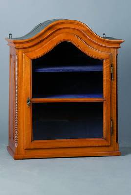 Hängeschrank, um 1820/30, Nußbaum, 1-türig verglast, Lisenen m. Schuppendekor, 2 Einlegebretter, Kopf geschweift, Gebr.-Sp., ca. 84x68x32 cm