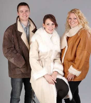 Konvolut 3 Lammfelljacken bzw. Mantel, 1 x Herrenjacke, Gr. 54, braun, 1 x Damen- mantel, Gr. 36, cremefarben mit Fuchskragen, -manschetten und ...