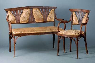 Sitzgruppe, Kohn, Wien, um 1906, Buche, best. aus Sofa und 2 Armlehnstühle, Rücken versprosst, Beine l. geschweift, sparsame Brandmalerei, ...