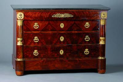 Empirekommode, um 1800, Korpus Eiche, Mahagonifurnier, reich verzierte Bronzebeschl., 4 -schübig, Halbsäulen m. bronzebschlagenen Kapitellen, graue ...