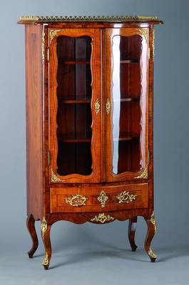 Vitrine, Barockstil, Nußbaumfurnier, reiche Bronzebeschläge, 2-türig, verglast, 1-schübig,3 Einlegebretter, Gebr.-Sp., ca. 148x77x42 cm