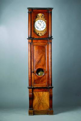 Standuhr, Frankreich um 1830, Nussbaum, obenverglaste Seitenteile, mit Comtoiser Werk, geprägte Messingumrandung mit Fabeltiere, unten sek. ...
