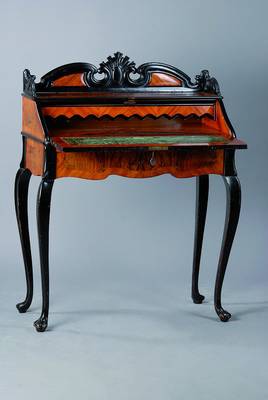 Damenschreibtisch, mitteldeutsch, um 1880/90 , Nußbaumfurnier, Beine geschweift, Zierteile geschwärzt, Klappe, 1-schübig, sparsame Schnitzereien, ...