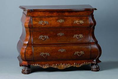 Barockstilkommode, um 1900, Wurzelnußfurnier, allseitig geschweift, Front bombiert, 3-schübig, reich verzierte Bronzebeschläge, Tatzenfüße, ...